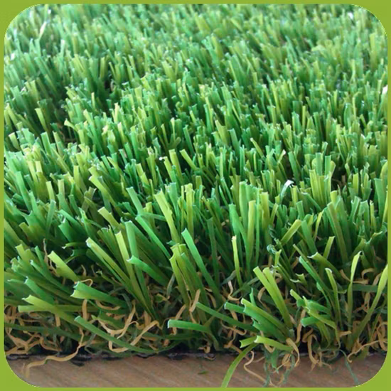 Guirnalda de luces navideñas con césped artificial verde
